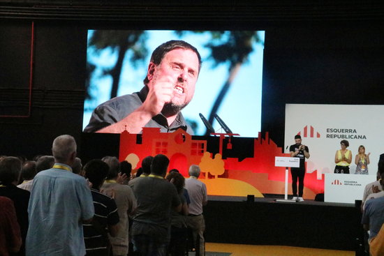 ERC leader Oriol Junqueras on a screen after party member Gabriel Rufián reads a letter written in prison on June 30 2018 (by ACN)